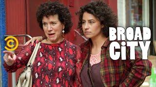 Broad City - Ilanas Mom at the Nail Salon