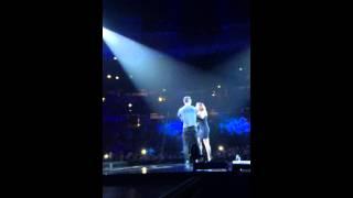 GIRL ATTACKS ADAM LEVINE ON STAGE