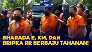 Detik-Detik Kemunculan Bharada E Bripka RR dan Kuat Maruf ke Rekonstruksi Berbaju Tahanan