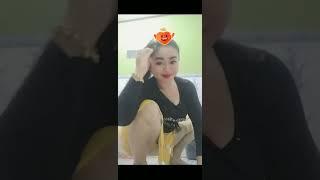 Bunda Dewi Asmara - membersihkan kamar mandi