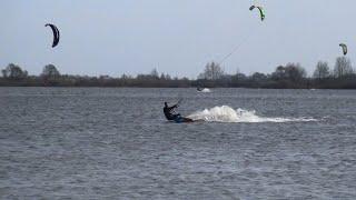 Разлив реки Оки в Рязани кайты и виндсерфинг на залитых водой полях. Kitesurfing in high water.