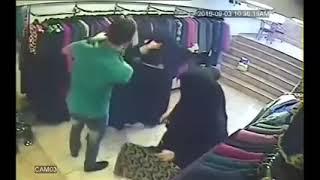 فيديو امرأة استعرضت جسدها لإلهاء بائع ملابس خلال تنفيذ سرقة