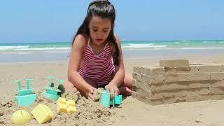 Watch this girl build this amazing sand castle