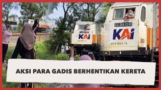 Bukan Berhentikan Angkot Gadis-gadis Ini Berhentikan Kereta Api