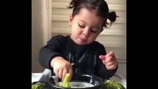 Девочка очень любит брокколи
