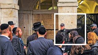 GET OUT NOW POLICE EJECT HUGE GROUP OF DISRESPECTFUL TOURISTS ANNOYING THE GUARD at Horse Guards