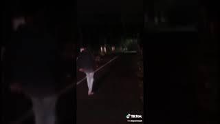 Nenek tergeletak dijalan dan minta tolong.pemuda ini malah ketawa