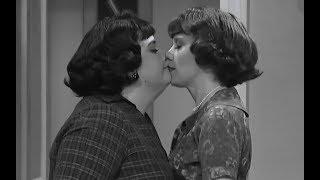 Kate Mckinnon and Aidy Bryant Lesbian Kiss