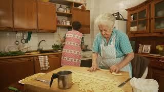 Anziane signore cantano Papaveri e Papere di Nilla Pizzi e preparano pasta fatta in casa #Sugar90