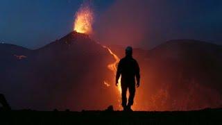 Italia lo spettacolo delleruzione dellEtna la protezione Civile innalza il livello di allerta