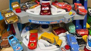 【lightning mcqueen toys collection】おもちゃのトミカカーズのメーター、シェリフ、ドック、はたらくくるま