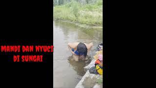 La yani lagi mandi dan cuci baju di sungai amazon