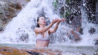 Solo Camping  Catching rock crabs is too easy in this waterfall  Bathing alone in the woods