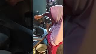 Rani sedang cuci piring makannya sendiri.