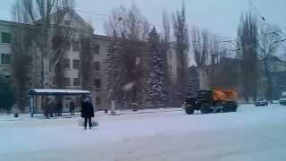 Луганск колонна российских топливозаправщиков двигается по улице Оборонной