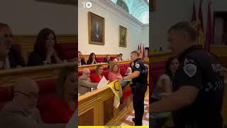 El PSOE coloca una bandera LGTBIQ+ en el pleno de Toledo y el alcalde ordena a la policía retirarla