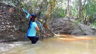 Amazing Girl Uses PVC Pipe Compound BowFishing To Shoot Fish  Khmer Fishing