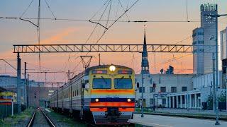 Поезда и электрички на вечерней станции Рига во время строительства Rail Baltica