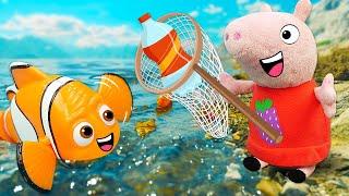 Семья Пеппы чистит водоем от мусора и спасает рыбку  Видео про игрушки для детей