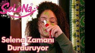 Selena zamanı durdurup kızlardan yardım istiyor