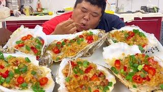 Fat brother get half a kilo of oysters I personally invite my friends to eat ”garlic oysters”  whi