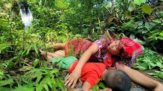 Single mother in danger in the forest - Harvesting wild green vegetables for sale  Nhim Single Mom