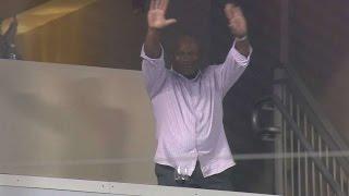 CWS@KC Bo Jackson gets ovation at Kauffman Stadium