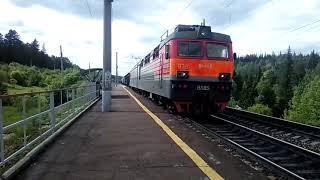 ВЛ85-078 с грузовым поездом проезжает платформу Лесная.