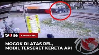 Detik-Detik Mobil Mogok Tertabrak Kereta Sopir Berhasil Selamatkan Diri  Kabar Siang tvOne