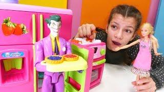 Barbie oyunu. Joker Barbienin kafesindeki turtaları çalıyor Çocuk videosu