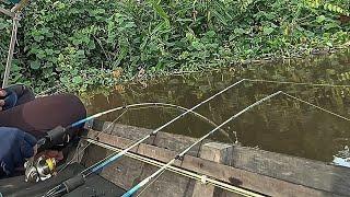 Joran sampai tertekuk tarikan keras dari bawah sampan  mancing udang galah