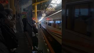 Kereta Api Jarak Jauh KAJJ KA Sembrani Melintas di Stasiun Gondangdia #kai #daop1jakarta
