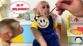 Baby monkeys Bon Bon and Bi Bi eat avocado smoothie for the first time