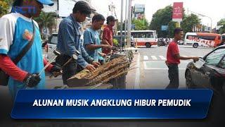 Alunan Musik Angklung Hibur Pemudik di Persimpangan Lampu Merah Plered Cirebon