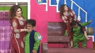 Vicky Kodu and Saira Mehar with Shoka Shakotia  Stage Drama Sohne Log  Comedy Clip 2021