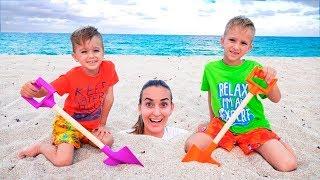 Vlad dan Nikita bersenang senang di pantai Bermain dengan Mom dan Sand