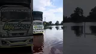 TERJEBAK BANJIR #trukoleng #trukmania #masukberanda #rendiandika #wahyuabadi