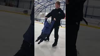Арсений Плющенко пришел покататься на коньках к папе на тренировку.Евгений Плющенко с 2-летним сыном