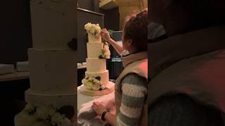 Свадебный торт. Торт на 4 яруса. Торт на свадьбу с живыми цветами.
