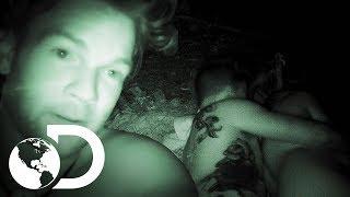 Noche candente entre Chalese y Steven  Supervivencia al desnudo  Discovery Latinoamérica