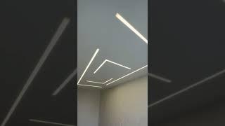Световые линии и алюминиевый карниз с подсветкой на натяжном потолке