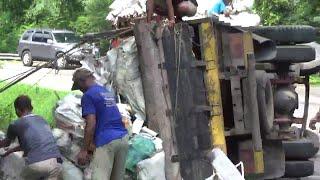 CELAKA TRUK MUATAN BERAT TERGULING BEGINI ENDINGNYA