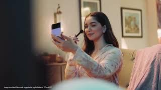 Sara Tendulkar flexes the Galaxy Z Flip4  Samsung