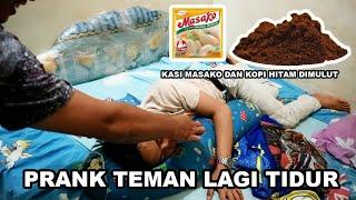 PRANK TEMAN LAGI TIDUR KASIH MASAKO+KOPI DIMULUT  ngakak parah...