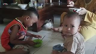 vlog saat ibu dan anak lagi makan udah pada pinter makan nya sendirian