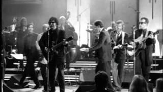 Roy Orbison - Oh Pretty Woman from Black & White Night