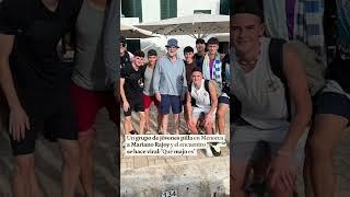 Unos jóvenes se encuentran con Rajoy en Menorca y se hace viral