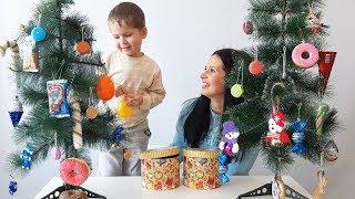 Новогодний челлендж  Наряжаем елку Съедобные игрушки на елку Чья елка вкуснее?