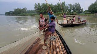 Watch the amazing fishing in the river from the boat