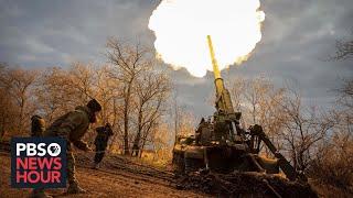 Ukrainian forces cautiously advance into Kherson fearing a trap as Russian troops retreat